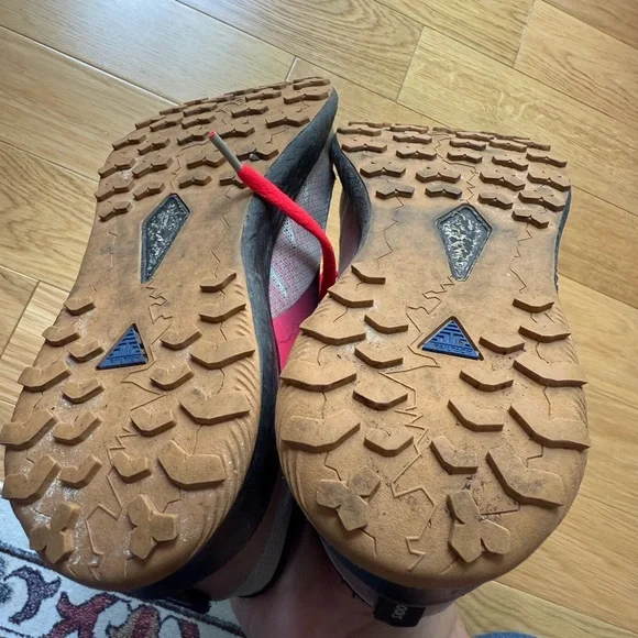 Brooks Catamount Gray Sneakers with Pink Laces - Picture 5 of 6